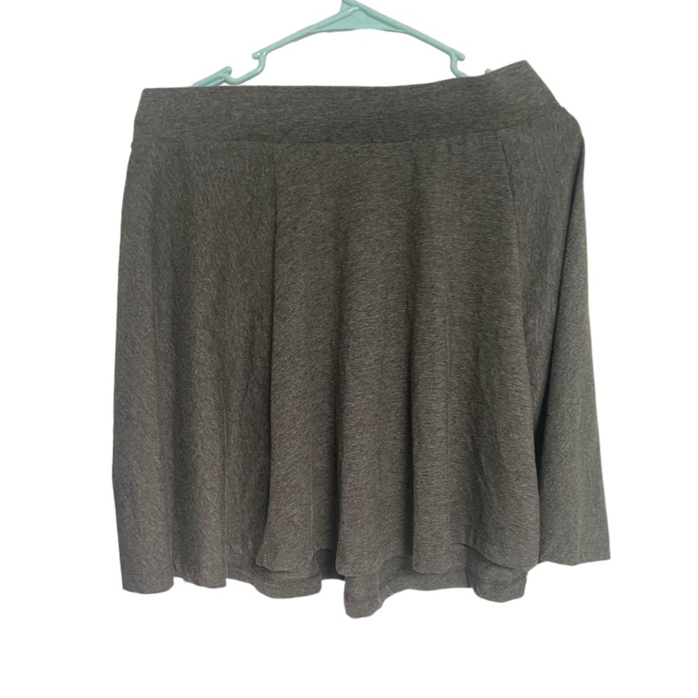 h&m grey skirt. labeled a size medium but can fit medium-large 🧦